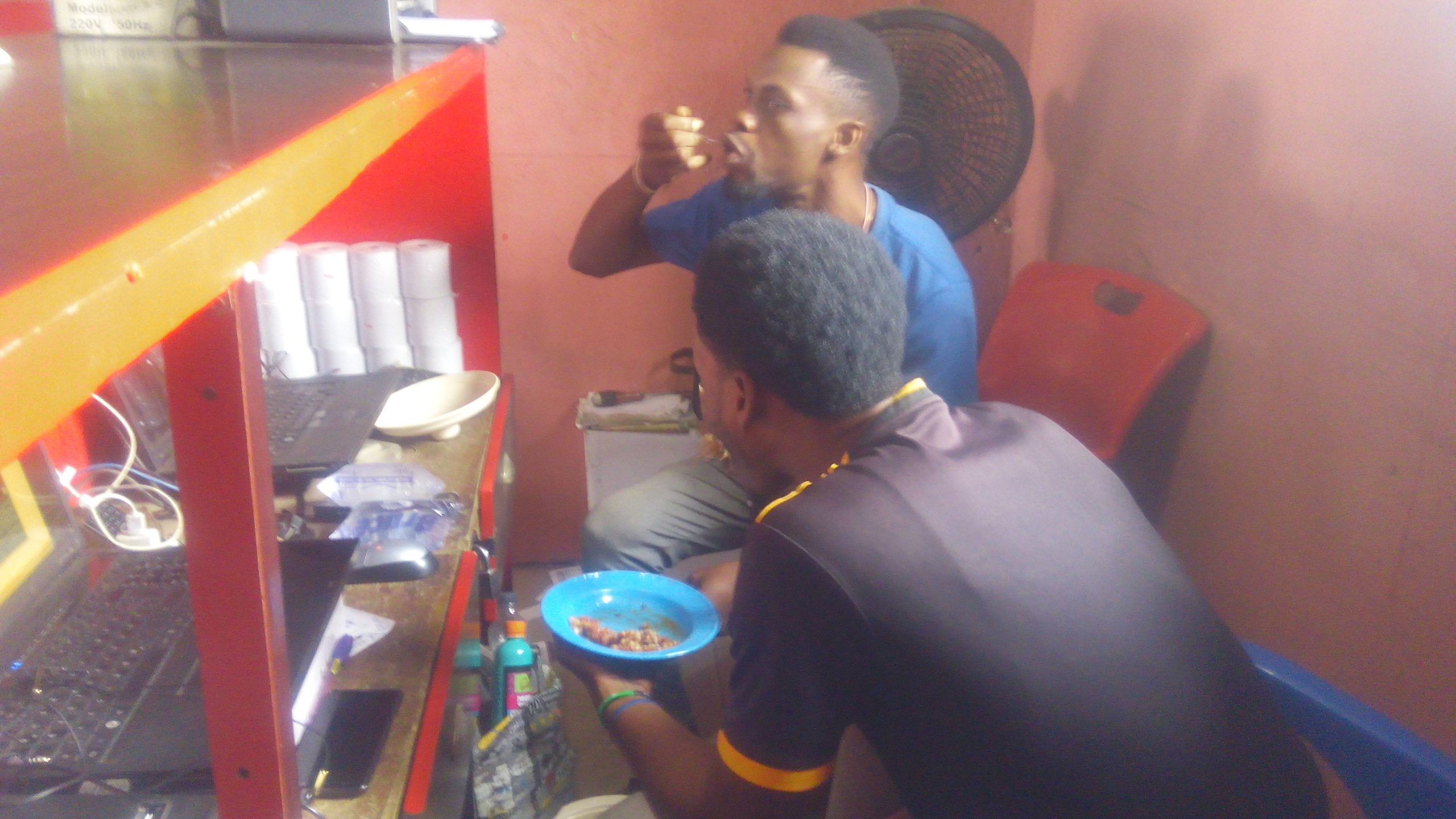 Hungry Nigerians Drinking Garri Without Salt On Duty - (Watch Video) 27