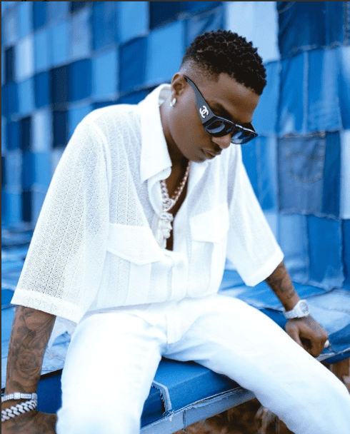 Nigerians React After Wizkid Refused To ‘Deck’ A Male Fan That Attempted Touching His Beardless Face 5